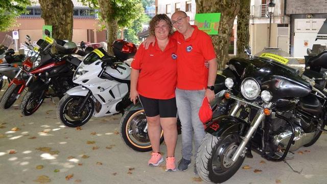 El presidente del Motoclub, Carlos Fernández, con su mujer, Irene Couñago, la tesorera.