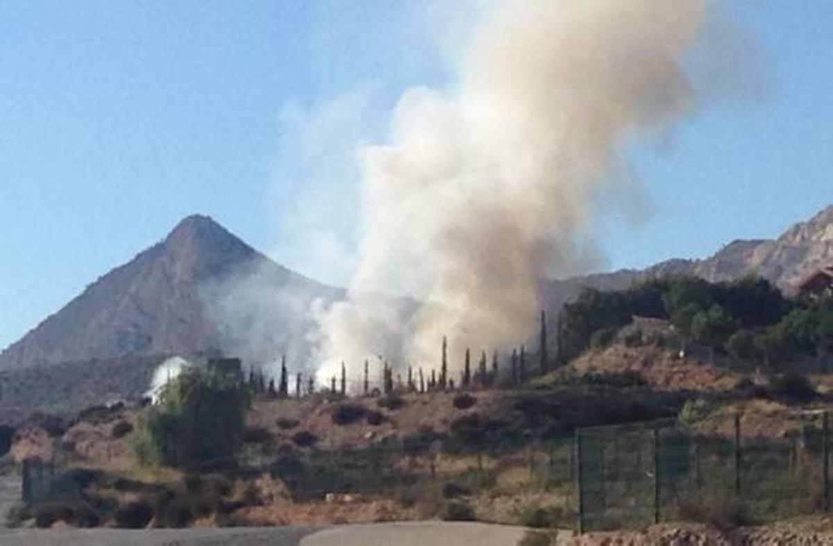 Un fuego en el vertedero origina una gran columna de humo