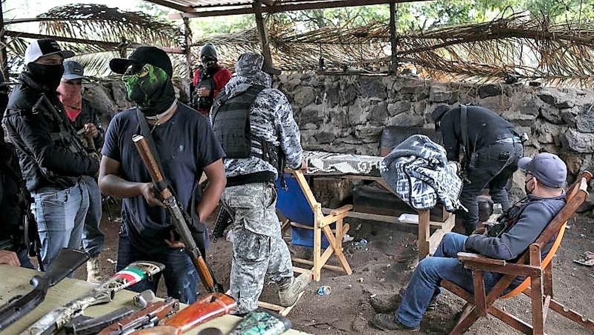 Autodefensas de Pueblos Unidos resguardan con barricadas carreteras, el 29 de junio de 2021, en Ario de Rosales (Michoacán) para proteger la zona productora de aguacate.