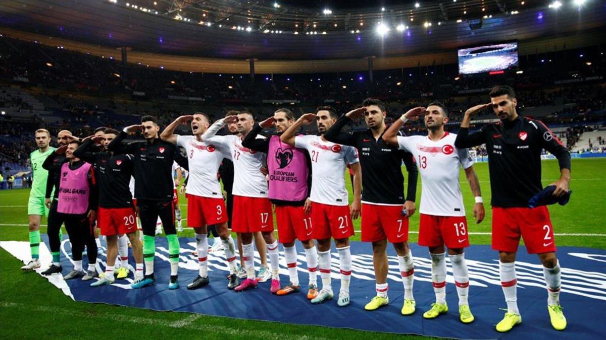 El polémico saludo militar que ha abierto la investigación de la UEFA contra Turquía