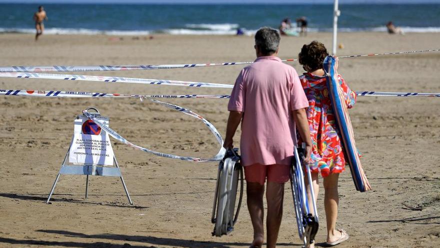 La playa de la Pobla de Farnals, el miércoles, en el momento de ser clausurada.