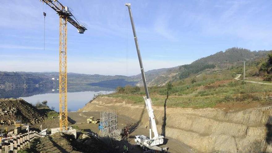 Obras para la captación de agua en el lago de Meirama, realizadas en 2015.