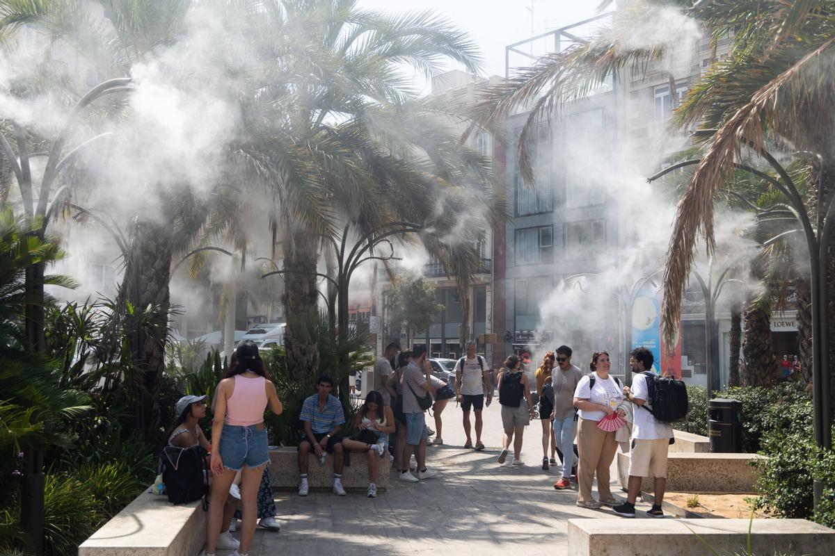 Valencia. VLC. Calor, termómetro plaza del Ayuntamiento, gente por el centro