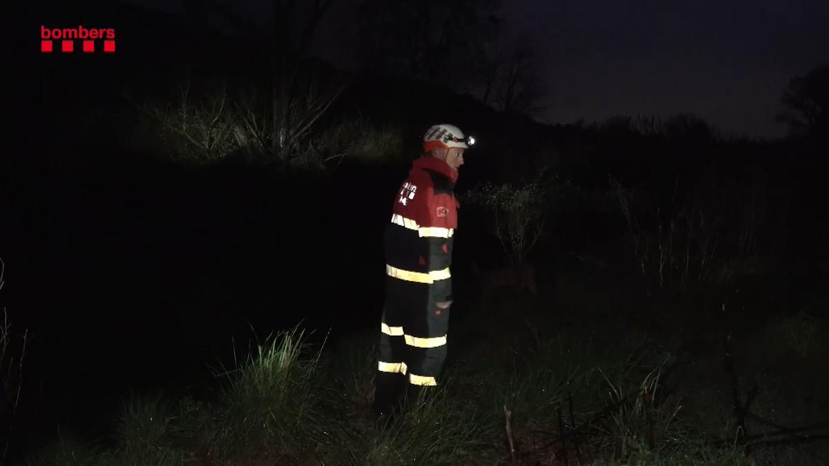 Los bomberos buscan al conductor de la furgoneta arrastrada por una riera en Llinars