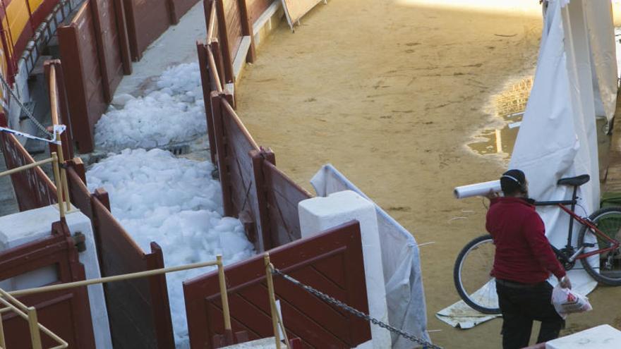 La Plaza de Toros, esta mañana, con hielo en el callejón