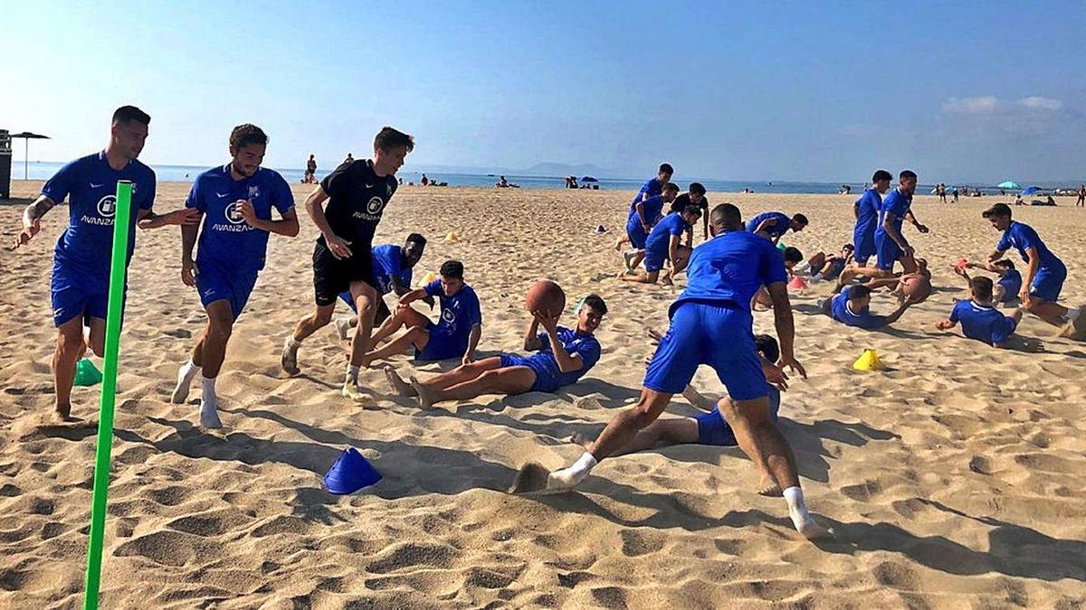 La Unió fent un entrenament de pretemporada a la platja | UEF