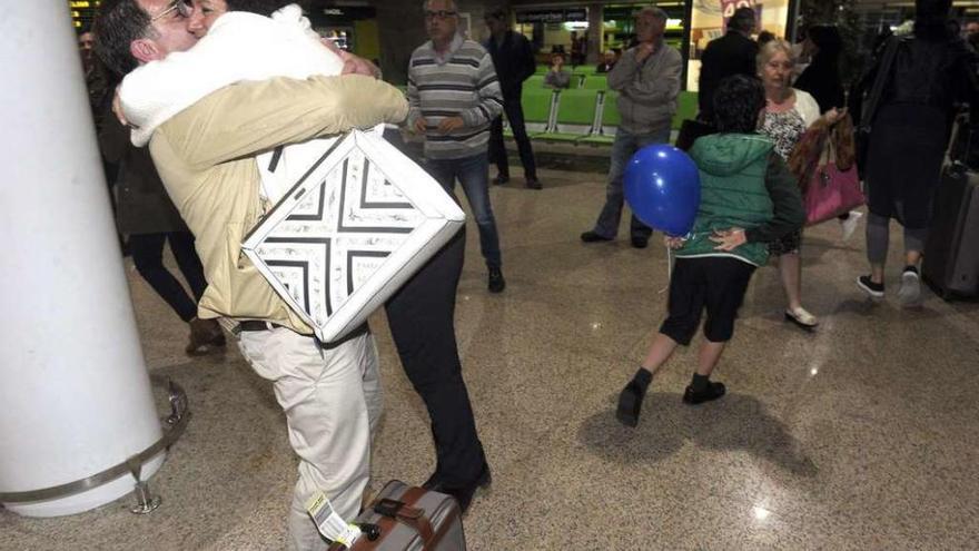 Una pareja se reencuentra, ayer, en Alvedro tras la llegada del vuelo de Heathrow a la ciudad.