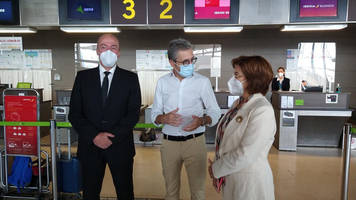 El responsable comercial de Air Nostrum, con el conseller España y la directora general de Aerocas