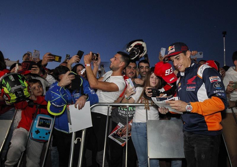 Ambientazo en Cheste | La afición disfruta con el Pit Walk