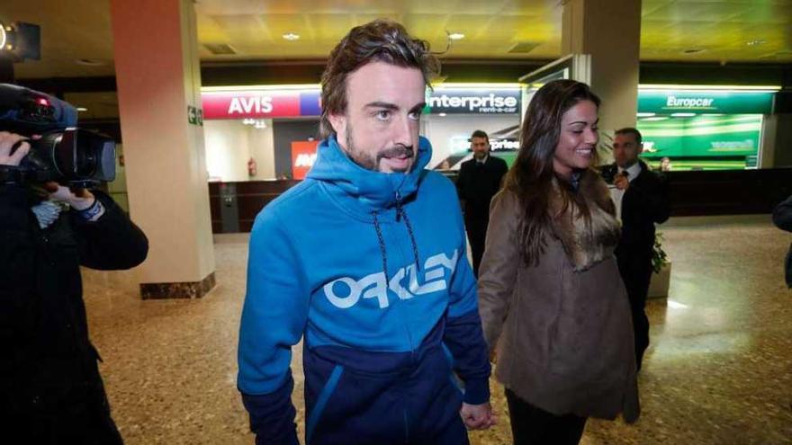 Fernando Alonso y su novia Lara Álvarez, ayer, a su llegada al aeropuerto de Asturias.