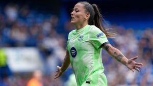 Claudia Pina acaricia el Pichichi de la Champions Femenina