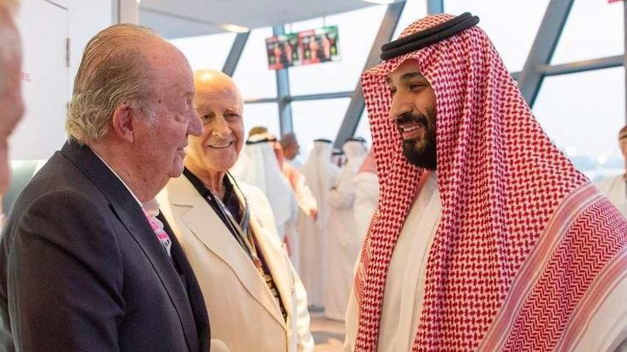 Juan Carlos I saluda a Mohamed bin Salman. // E.P.