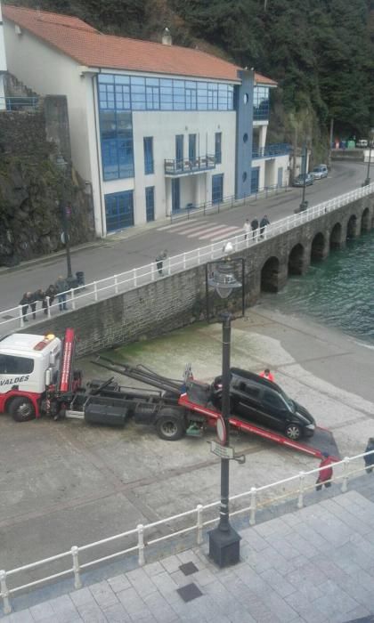 Un coche cae al agua en Cudillero