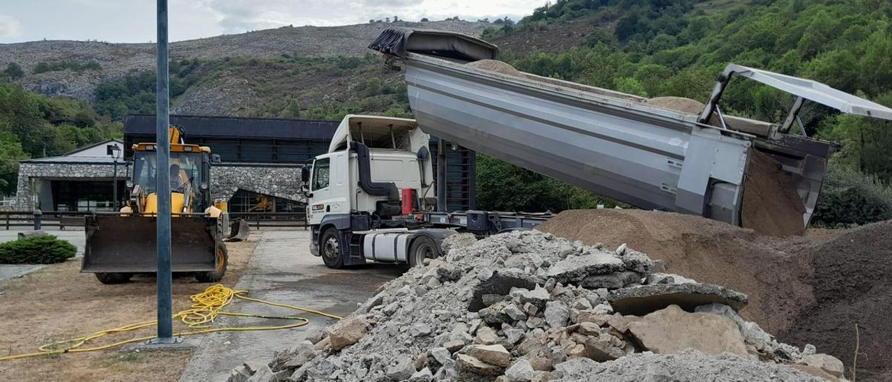 Las obras del "pumptrack" en el entorno del Pedrosu, en Rioseco. | L. M. D.