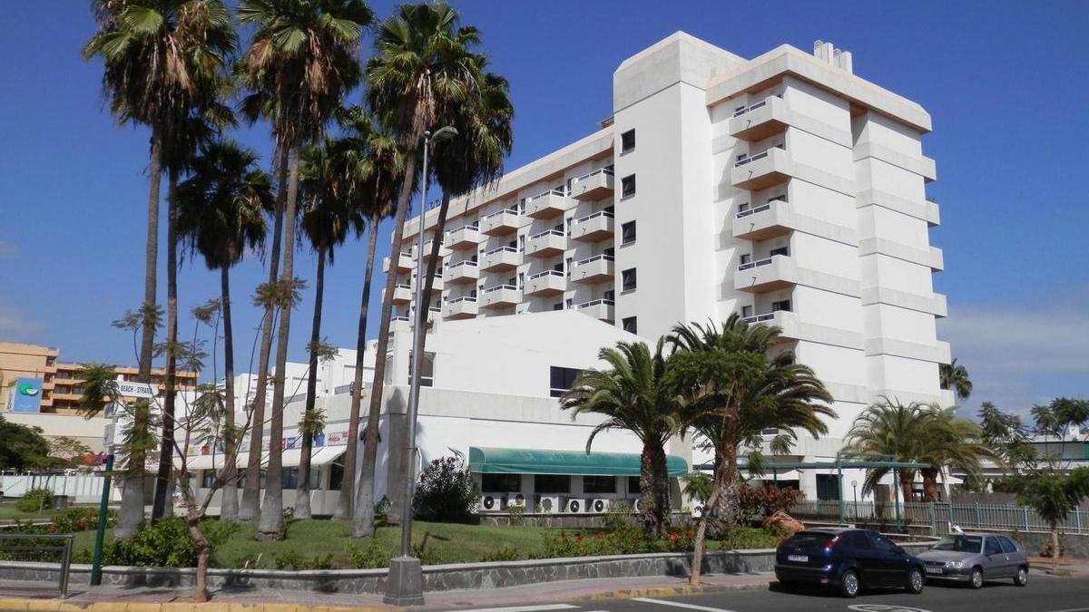 Vista del edificio y las instalaciones exteriores del hotel Principado, en Playa del Inglés.