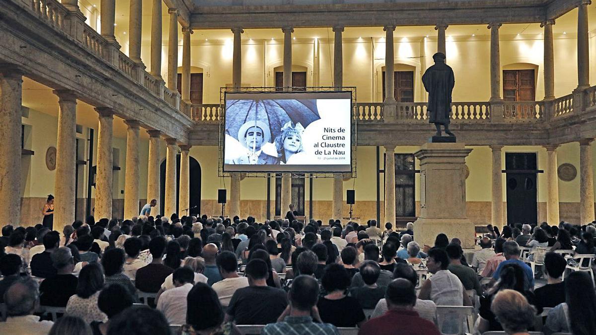 Foto d’arxiu d’una de les activitats al claustre de La Nau.