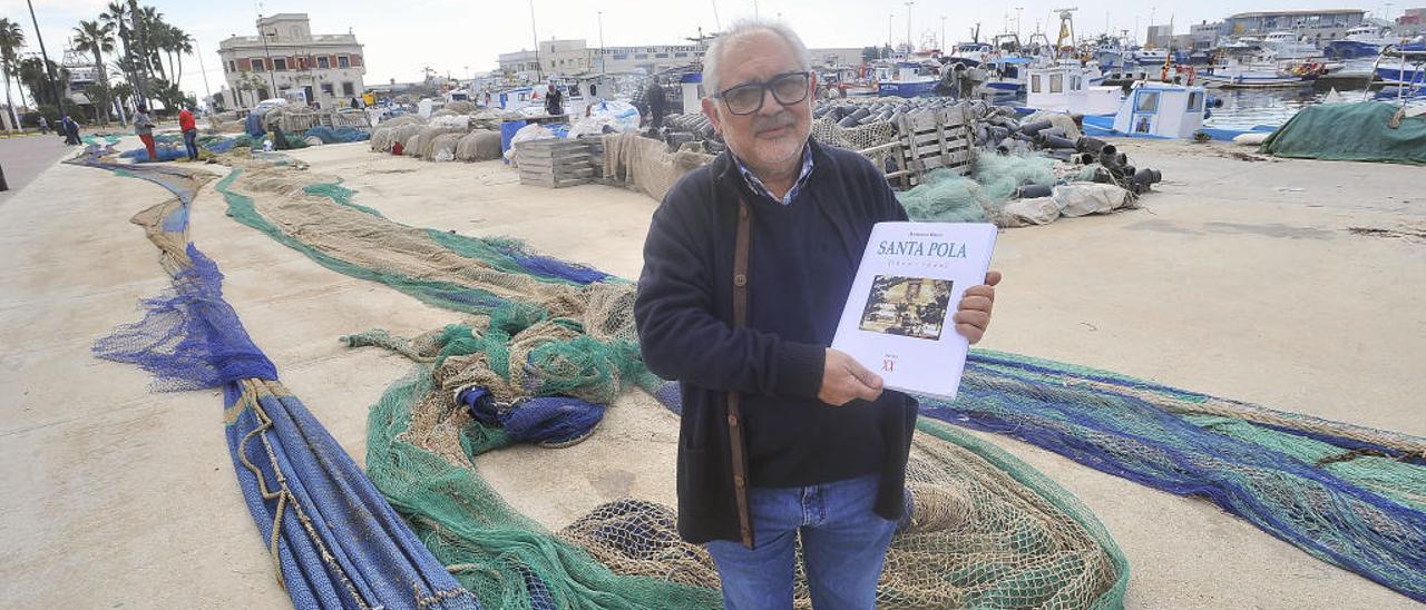 Antonio Baile Rodríguez, en el muelle de Santa Pola, después de la entrevista en la que sujeta el borrador de su libro.