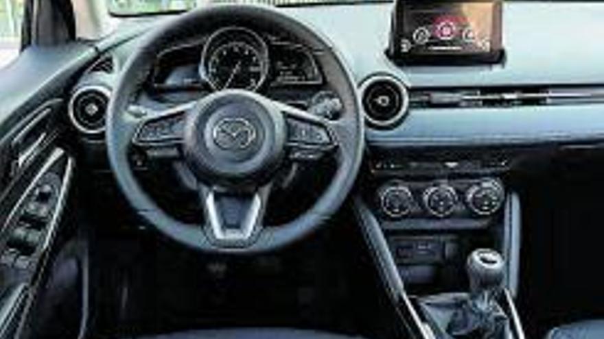 detalls. El Mazda2 disposa de noves versions i retocs estètics i d’equipament. A la fotografia de sota, l’aspecte de l’interior de la versió especial Newground del CX-5. mazda