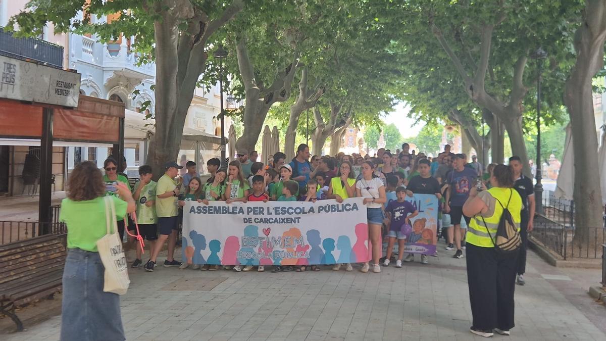 Niños y niñas han portado la pancarta de la Assemblea de Carcaixent.