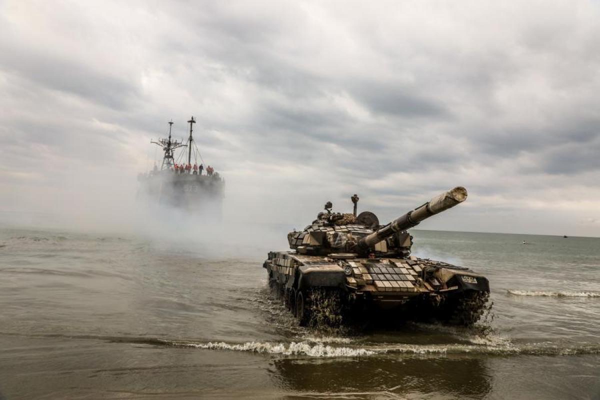 Fuerzas de la Guardia Revolucionaria de Irán, en unas maniobras en la costa del Estrecho de Ormuz en 2022.JPG