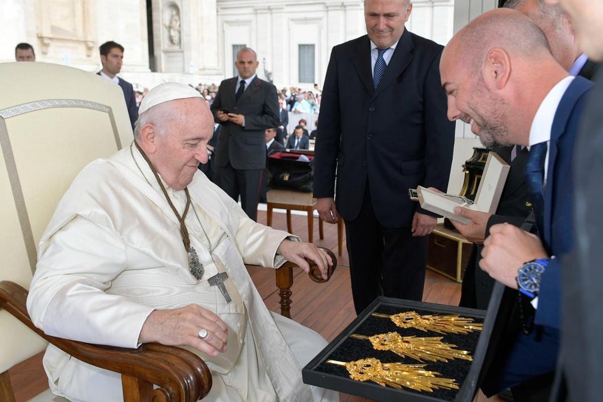 El Papa Francisco, con la medalla de la hermandad de Humildad y Paciencia, en el pecho.