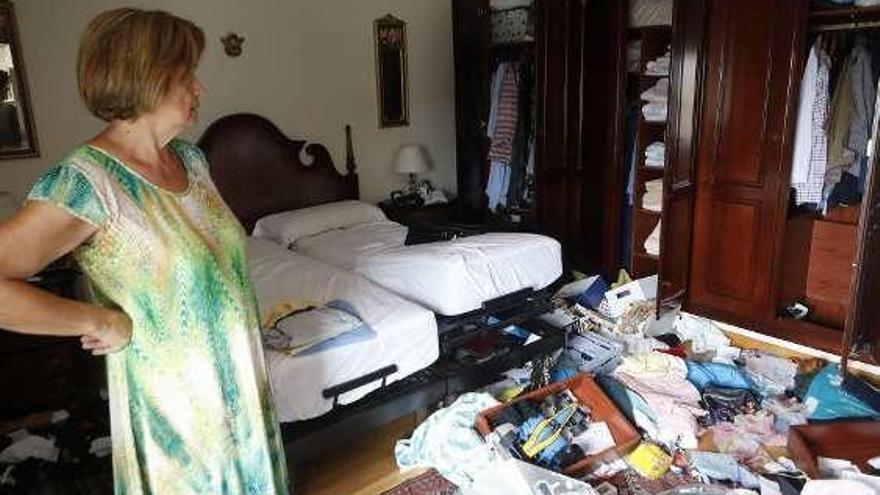 Emilse Palacio contempla el desastre de su habitación tras el robo durante la madrugada del miércoles pasado en su casa.