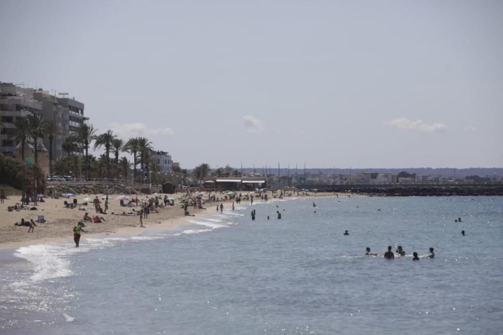 Los mallorquines disfrutan del primer fin de semana en la playa