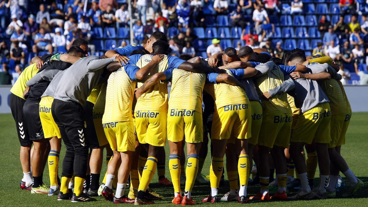 Los jugadores de la UD, antes de la disputa del derbi, ante el Tenerife en el Heliodoro.