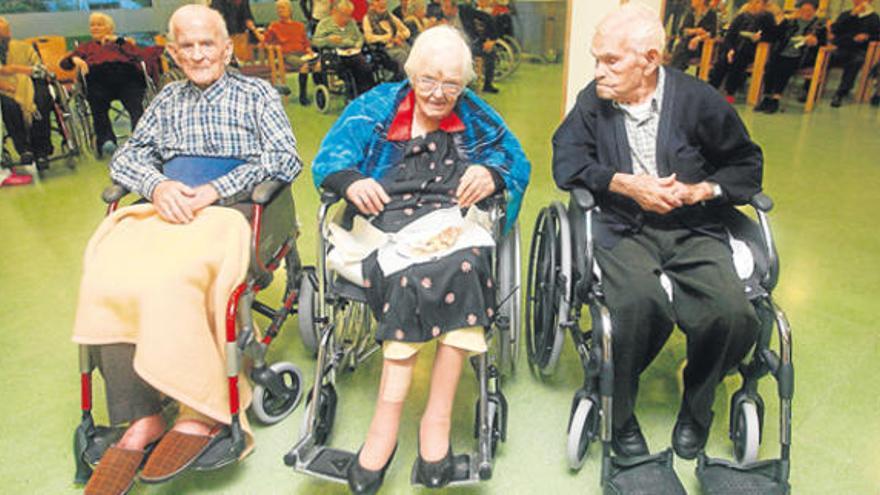 Antonio Fuentes Vázquez, Antònia Marí Ramón y Joan Torres Escandell en la residencia de Can Blai.