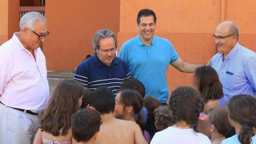 Francisco Guarido, Alberto Castro y Fernando Prada conversan con los niños en el colegio.