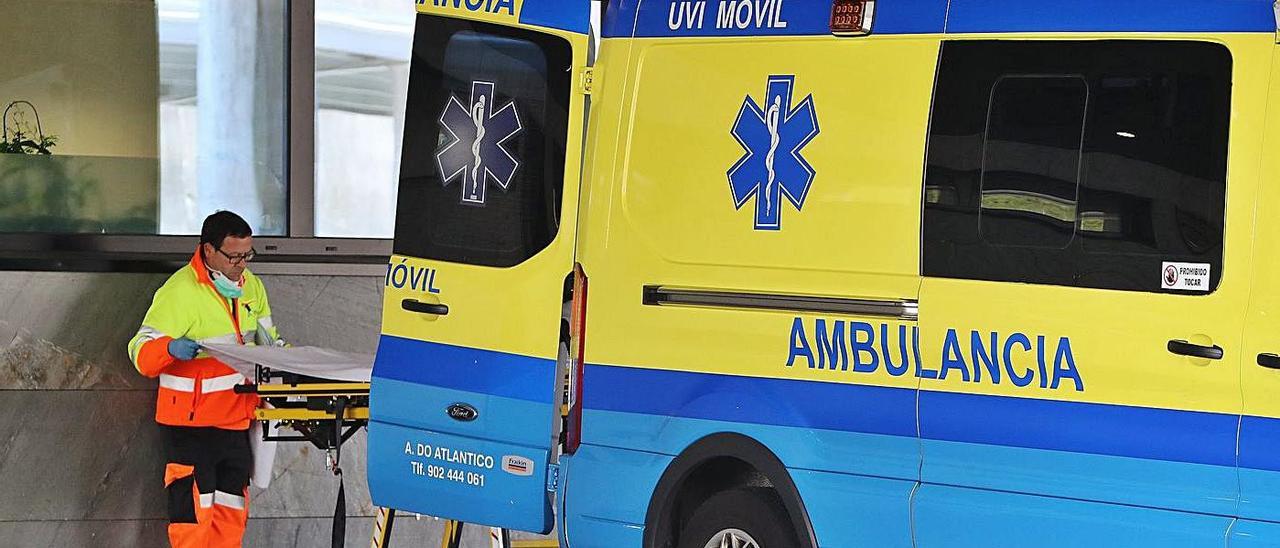 Un sanitario ante una ambulancia en el exterior del hospital Álvaro Cunqueiro de Vigo.