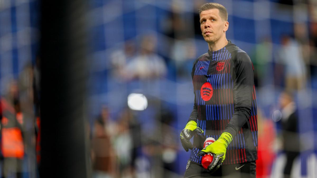 Szczesny mirando a la grada del RCDE Stadium