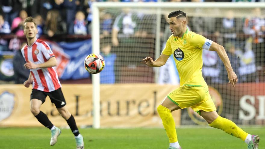 Lucas Pérez cabalga sobre el césped de Las Gaunas en el duelo ante la SD Logroñés. |  // LOF