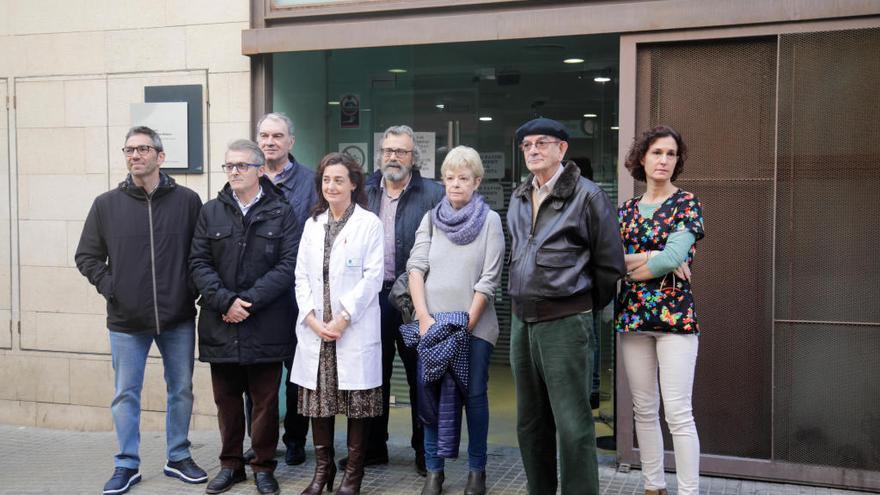 Concentración de médicos y usuarios este lunes en el centro de salud.