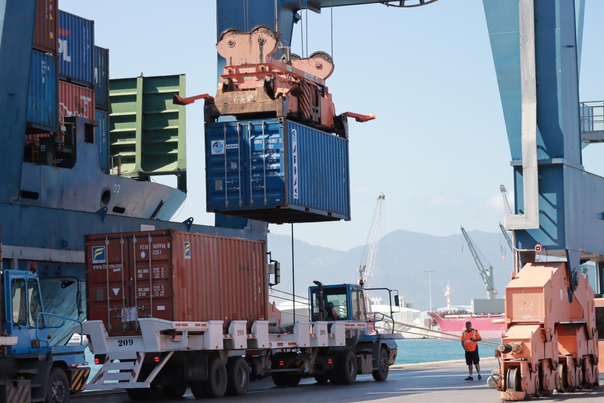Trabajos con contenedores en el Puerto de Valencia.