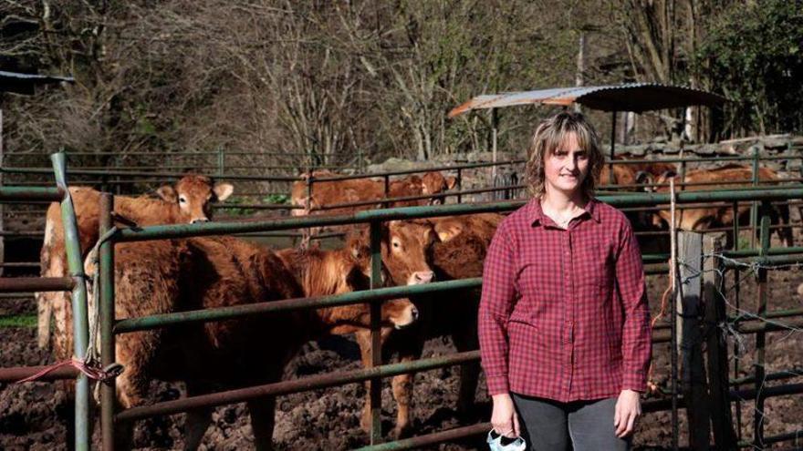 Teresa posa en la estabulación de vacas que dirige desde hace treinta años en la localidad cántabra de Pas.