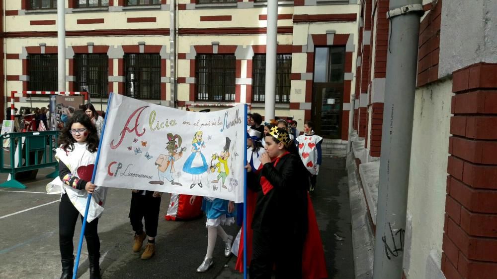 Los alumnos del colegio Liceo mierense celebran el Carnaval.