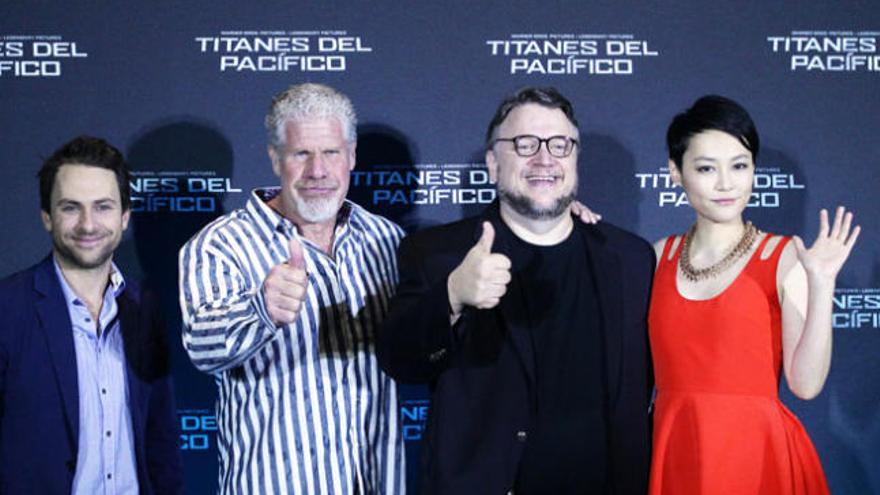 Guillermo del Toro con los protagonistas de &#039;Pacific Rim&#039;.