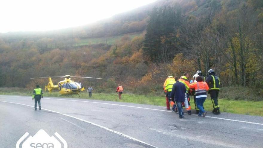 Grave el conductor de un camión tras volcar en una curva en Corias