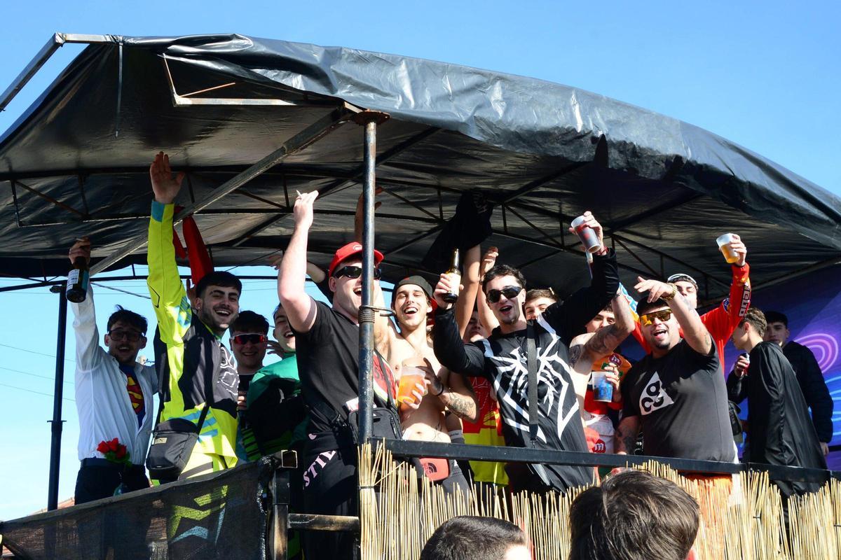 Miles de personas entierran al Mexillón en el carnaval de Aldán