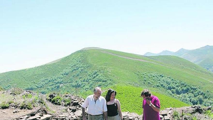 Los arqueólogos de La Carisa inspeccionan el yacimiento.