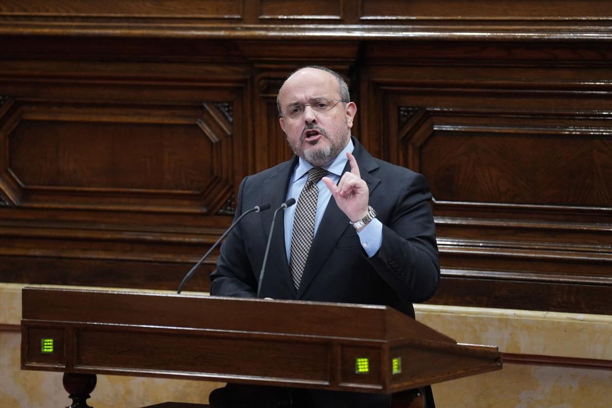 El presidente del PP catalán, Alejandro Fernández, durante una sesión de control en el Parlament