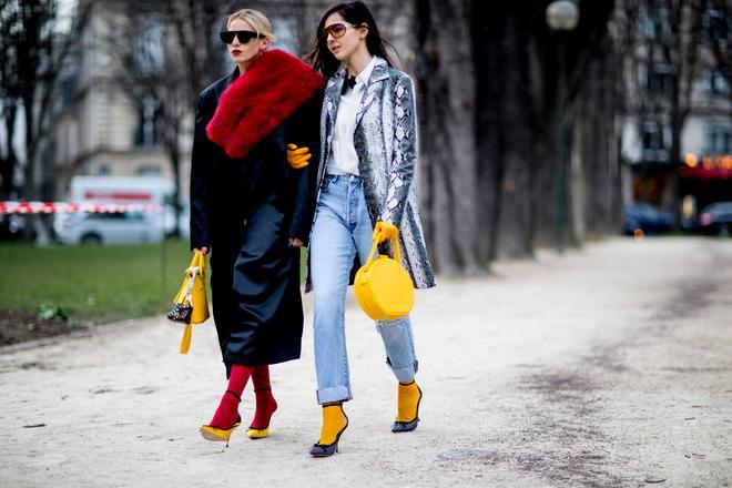 'Twinning' de accesorios en amarillo en el 'street style' de París