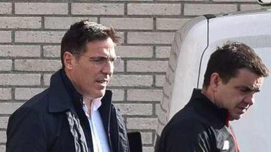 Berizzo, a la izquierda, tras salir de Lezama.