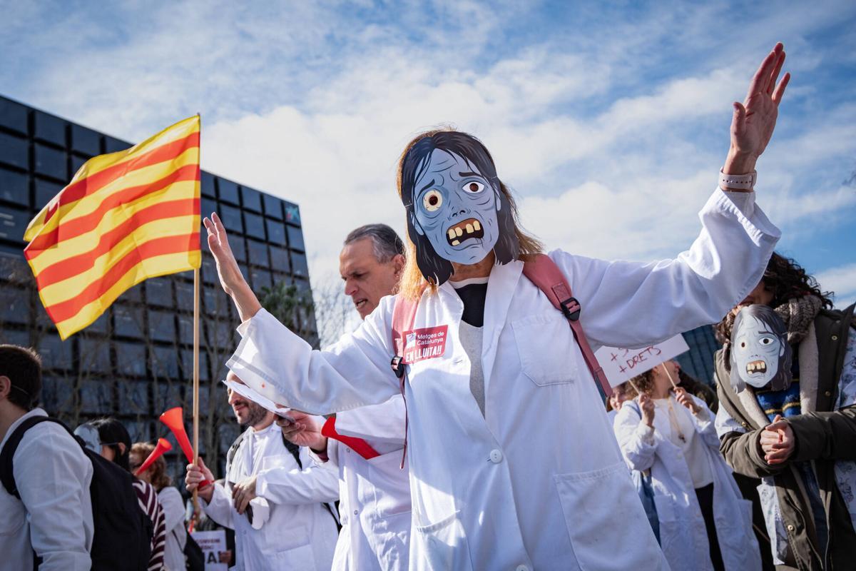 Vaga mèdica a Catalunya. Metges de Catalunya organitza el Carnestoltes dels Privilegis, una rúa reivindicativa del col·lectiu sanitari que “millor viu".