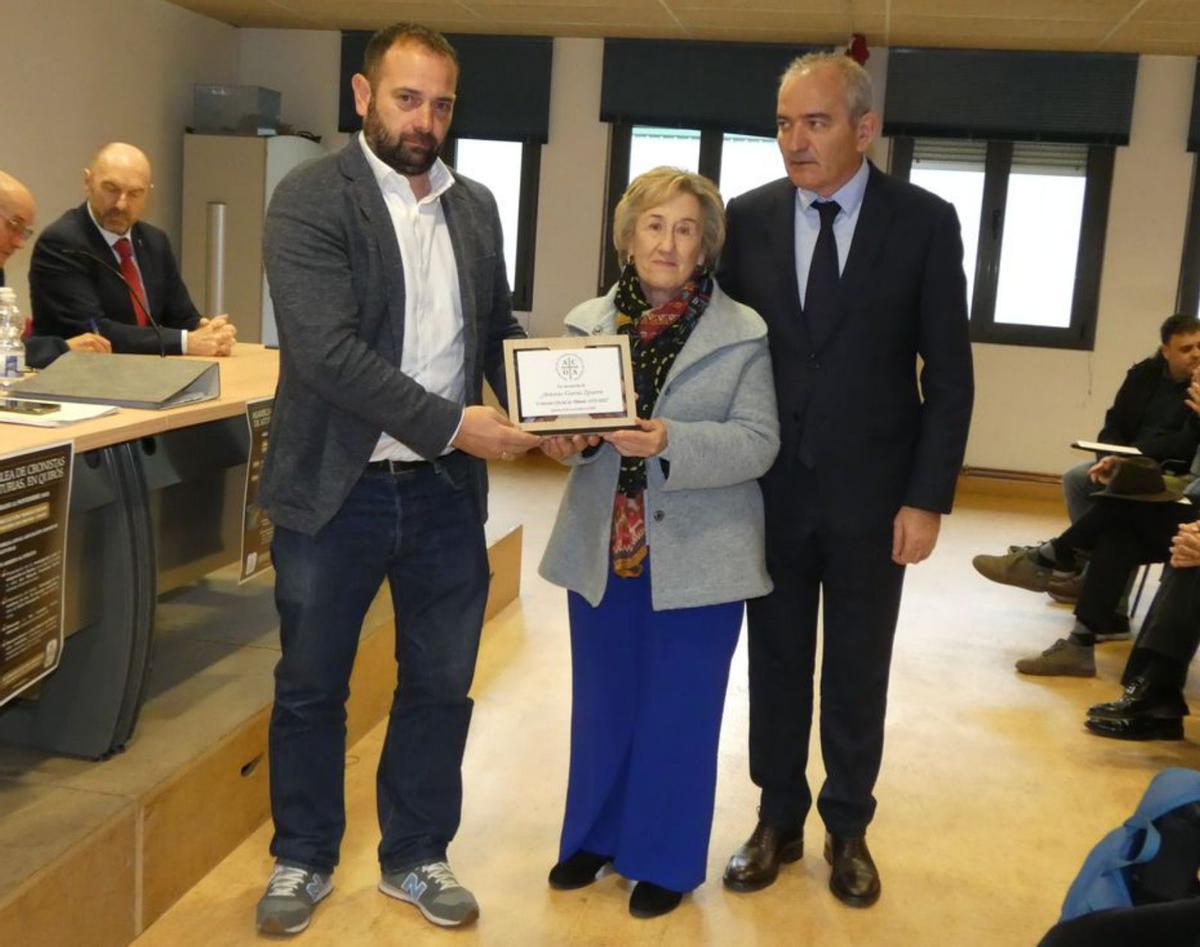 Por la izquierda, el alcalde quirosano, Rodrigo Suárez, una familiar de Antonio García Linares y Fernando Delgado.