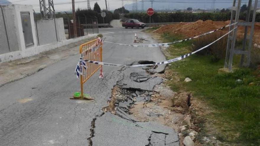 PSOE y Compromís urgen el arreglo de socavones en carreteras de Orihuela