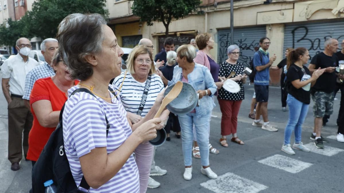 Vecinos de Orriols protestan contra la delincuencia y las ocupaciones ilegales