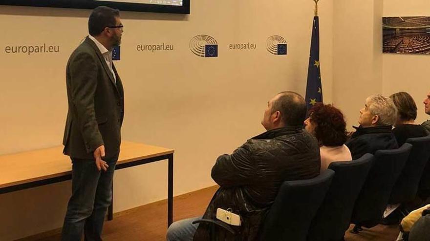 Jonás Fernández habla ante los componentes de la delegación.