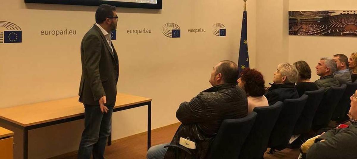 Jonás Fernández habla ante los componentes de la delegación.